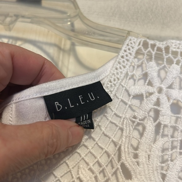 B.L.E.U. Cold Shoulder Top Size Medium NWT Women's White - Picture 4 of 8